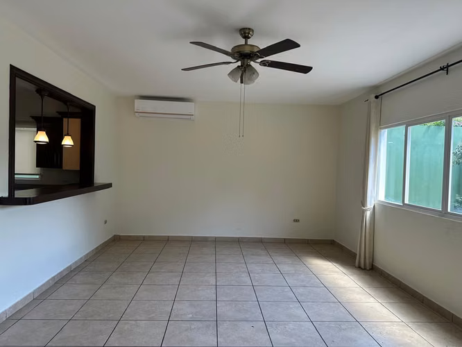 Lujosa casa moderna de 2 niveles en Cumbres de Cuscatlán: 4 habitaciones, 5 baños y seguridad 24 horas - Imagen 5