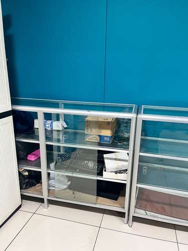 Se venden 2 vitrinas cada una a $150