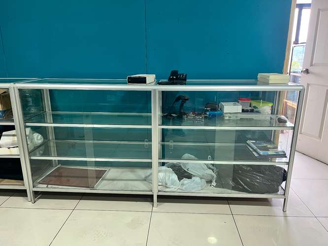 Se venden 2 vitrinas cada una a $150