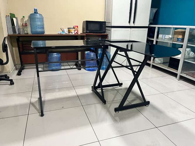 Se vende escritorio de vidrio templado 