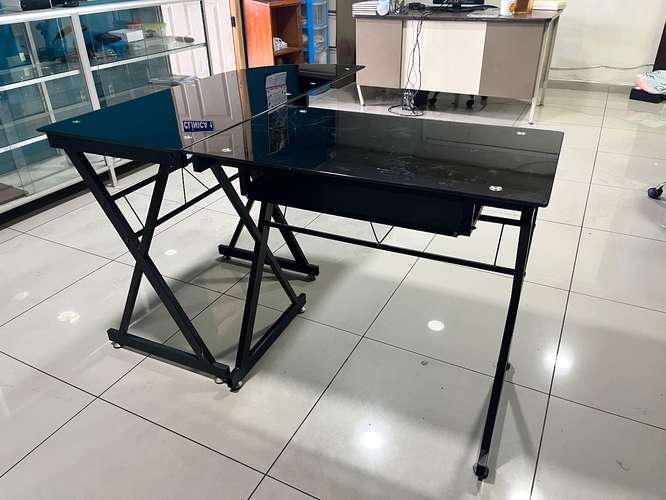 Se vende escritorio de vidrio templado 