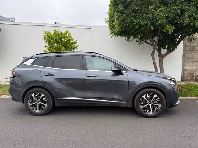 Vendo Kia Sportage 2024 pocas millas, bolsas frontales todas buenas - Imagen 10