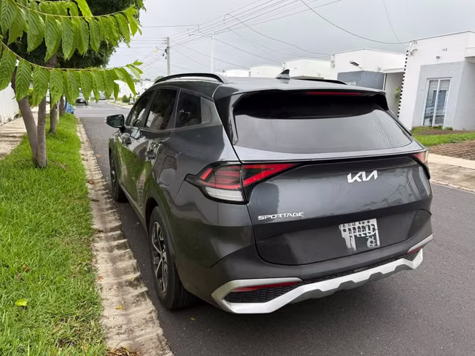 Vendo Kia Sportage 2024 pocas millas, bolsas frontales todas buenas - Imagen 3