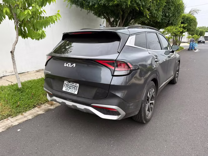 Vendo Kia Sportage 2024 pocas millas, bolsas frontales todas buenas - Imagen 4