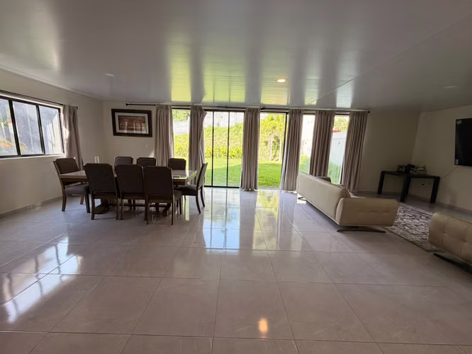 ALQUILER DE CASA, AMUEBLADA – COLONIA ESCALÓN