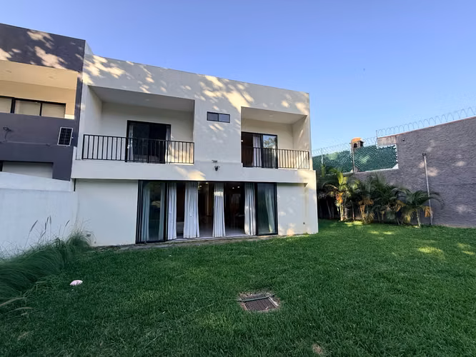  SE ALQUILA CASA ESCALON MODERNA COMO NUEVA, TOTALMENTE AMUEBLADA, 3 HABITACIONES CADA UNA CON BAÑO Y ESTUDIO CON BAÑO - Imagen 3