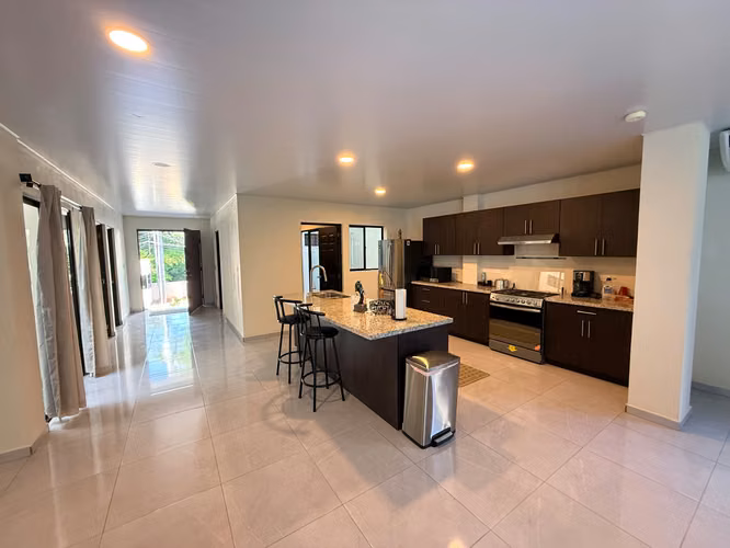  SE ALQUILA CASA ESCALON MODERNA COMO NUEVA, TOTALMENTE AMUEBLADA, 3 HABITACIONES CADA UNA CON BAÑO Y ESTUDIO CON BAÑO - Imagen 13