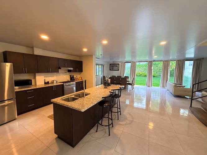  SE ALQUILA CASA ESCALON MODERNA COMO NUEVA, TOTALMENTE AMUEBLADA, 3 HABITACIONES CADA UNA CON BAÑO Y ESTUDIO CON BAÑO - Imagen 10