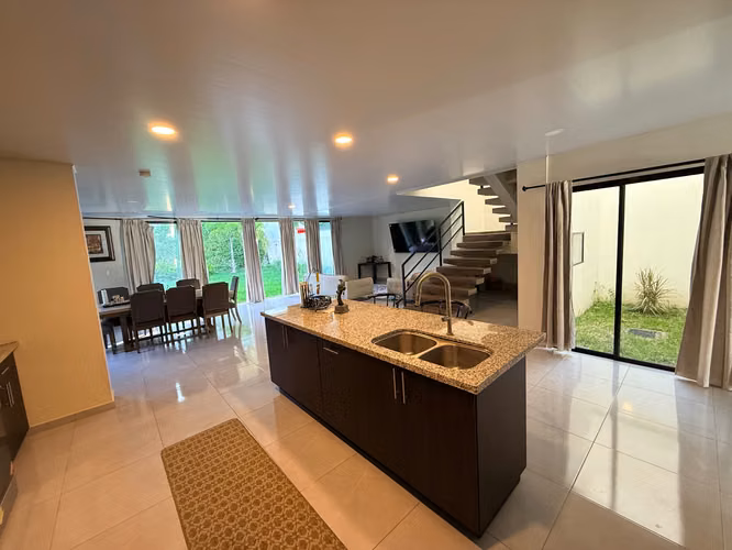  SE ALQUILA CASA ESCALON MODERNA COMO NUEVA, TOTALMENTE AMUEBLADA, 3 HABITACIONES CADA UNA CON BAÑO Y ESTUDIO CON BAÑO - Imagen 8