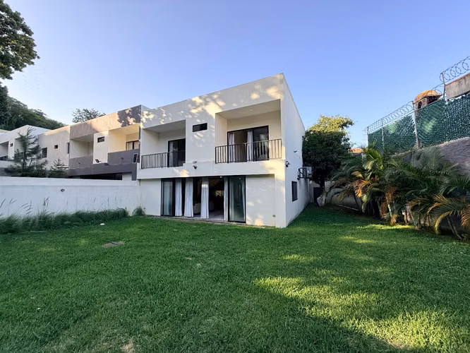  SE ALQUILA CASA ESCALON MODERNA COMO NUEVA, TOTALMENTE AMUEBLADA, 3 HABITACIONES CADA UNA CON BAÑO Y ESTUDIO CON BAÑO - Imagen 2