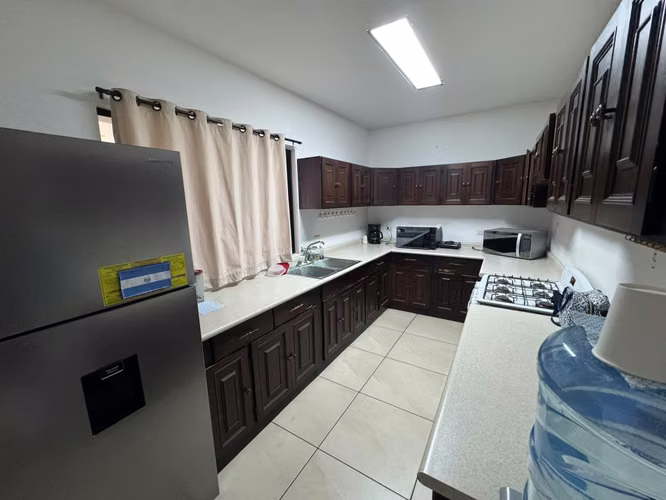 Edificio corporativo de 1500 m² en alquiler en la mejor zona de San Benito, San Salvador, con 30 estacionamientos y - Imagen 9