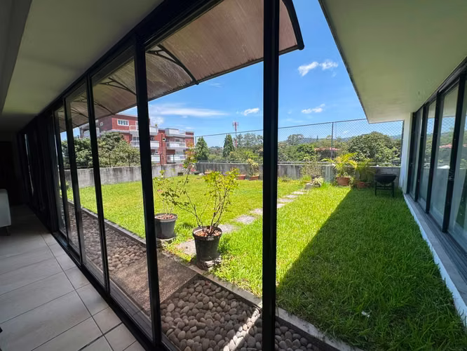 Edificio corporativo de 1500 m² en alquiler en la mejor zona de San Benito, San Salvador, con 30 estacionamientos y