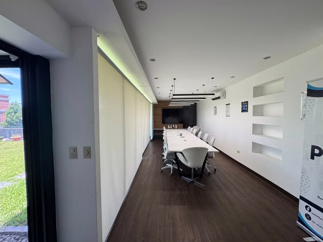 Edificio corporativo de 1500 m² en alquiler en la mejor zona de San Benito, San Salvador, con 30 estacionamientos y - Imagen 2
