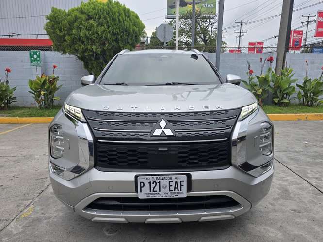  MITSUBISHI OUTLANDER SEL 2022 4x4 (S-AWD)  ¡Impecable SUV familiar de 3 filas  - Imagen 3