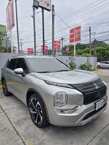  MITSUBISHI OUTLANDER SEL 2022 4x4 (S-AWD)  ¡Impecable SUV familiar de 3 filas  - Imagen 2