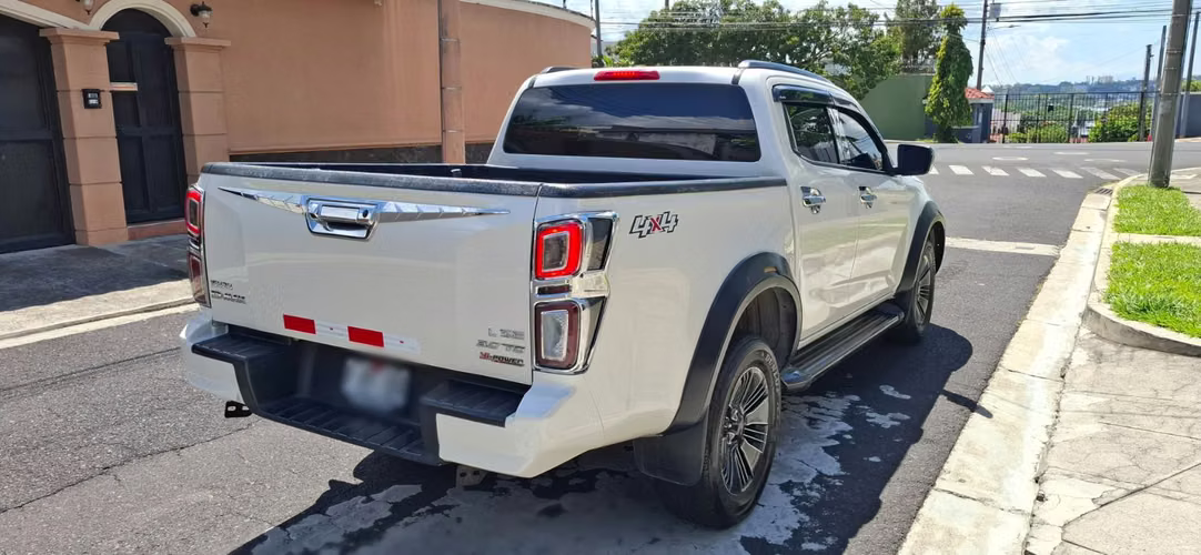 ISUZU DMAX HIGHLANDER AUTOMÁTICO 3.0 IMPECABLE  - Imagen 2