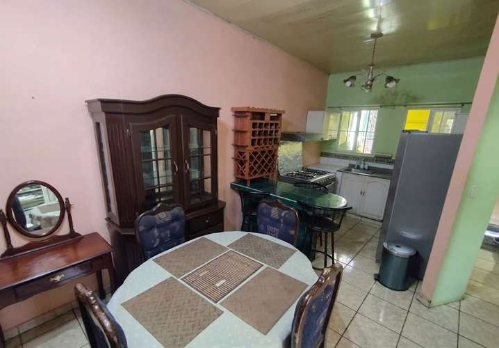 Venta de casa en Ciudad Versalles, sobre entrada principal