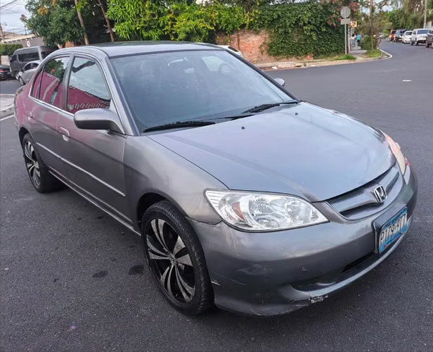 HONDA CIVIC 2004  Standard  4 puertas  Traspaso Directo  Vidrios y Espejos Eléctricos Motor, Caja y Suspensión buenas  