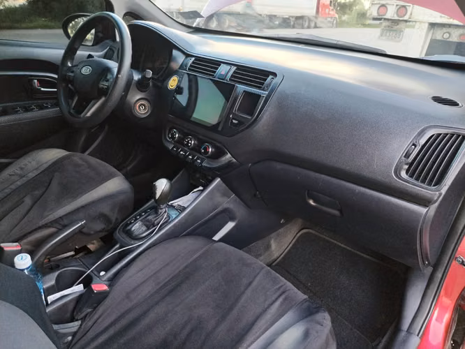 KIA RÍO 2013  Automático  4 puertas  Traspaso Directo  117 Mil Millas  Caja ATF  Aire Acondicionado Motor 1.6  - Imagen 18