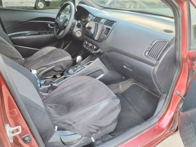 KIA RÍO 2013  Automático  4 puertas  Traspaso Directo  117 Mil Millas  Caja ATF  Aire Acondicionado Motor 1.6  - Imagen 8