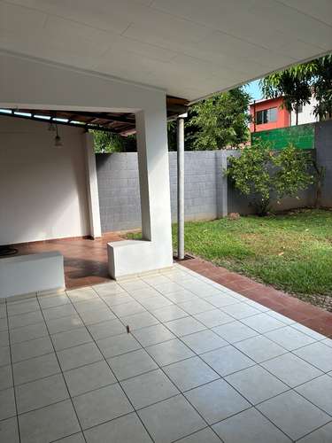 Casa de 2 niveles en Residencial Miramar: 4 dormitorios, 3.5 baños y seguridad 24 horas - Imagen 8