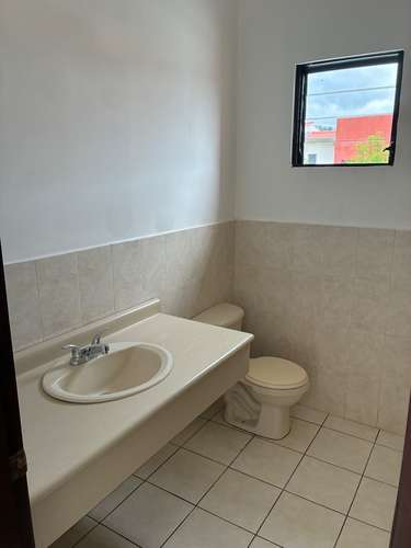 Casa de 2 niveles en Residencial Miramar: 4 dormitorios, 3.5 baños y seguridad 24 horas - Imagen 7