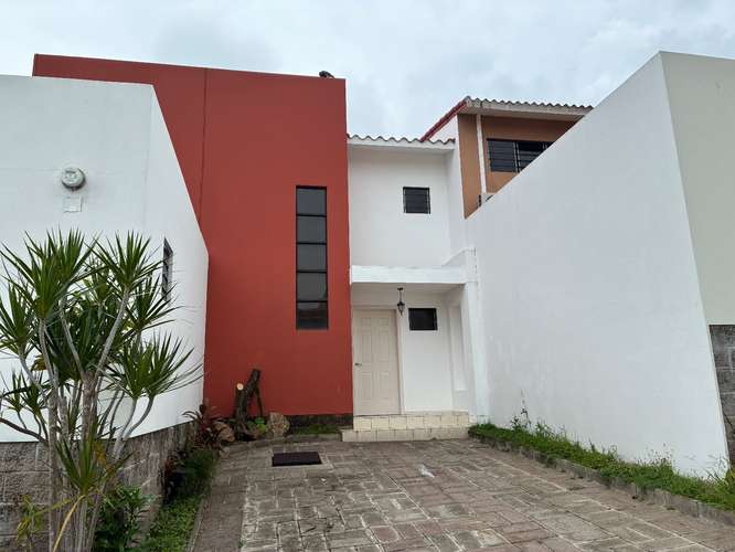 Casa de 2 niveles en Residencial Miramar: 4 dormitorios, 3.5 baños y seguridad 24 horas