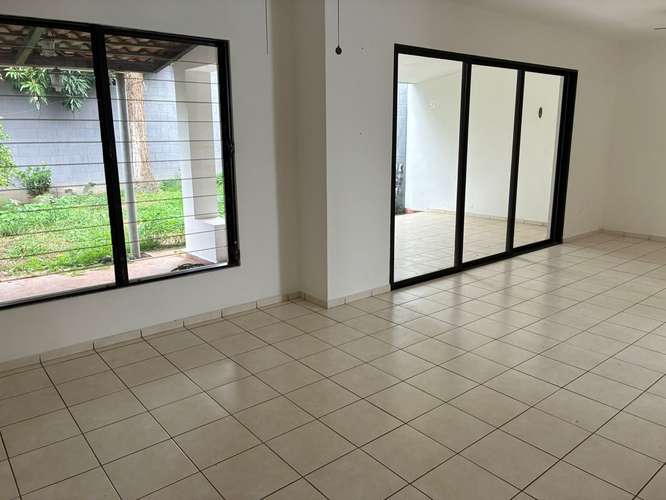 Casa de 2 niveles en Residencial Miramar: 4 dormitorios, 3.5 baños y seguridad 24 horas - Imagen 16