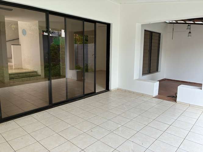 Casa de 2 niveles en Residencial Miramar: 4 dormitorios, 3.5 baños y seguridad 24 horas - Imagen 12