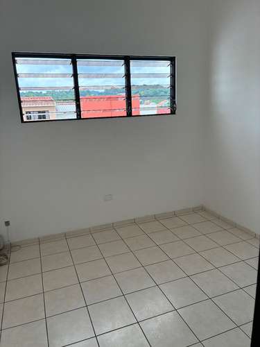 Casa de 2 niveles en Residencial Miramar: 4 dormitorios, 3.5 baños y seguridad 24 horas - Imagen 3
