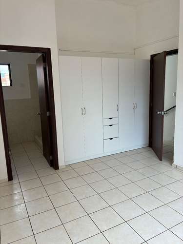 Casa de 2 niveles en Residencial Miramar: 4 dormitorios, 3.5 baños y seguridad 24 horas - Imagen 5