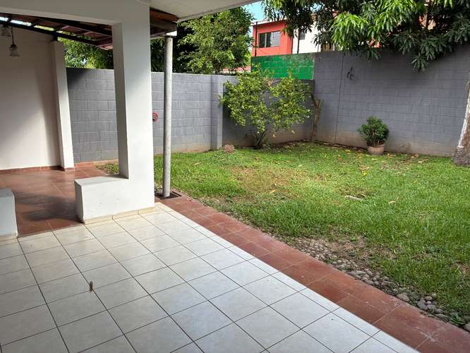 Casa de 2 niveles en Residencial Miramar: 4 dormitorios, 3.5 baños y seguridad 24 horas - Imagen 9