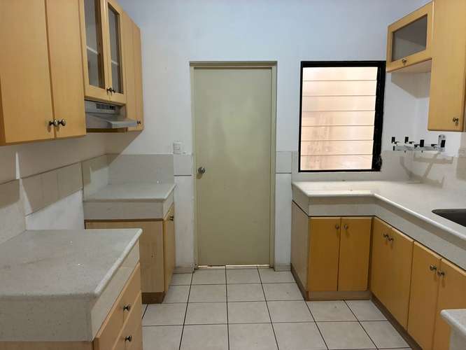 Casa de 2 niveles en Residencial Miramar: 4 dormitorios, 3.5 baños y seguridad 24 horas - Imagen 11