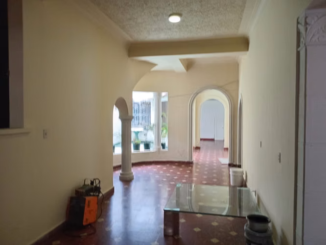 Casa e venta en 1ra. Calle Poniente (media cuadra arriba del Liceo Salvadoreño)