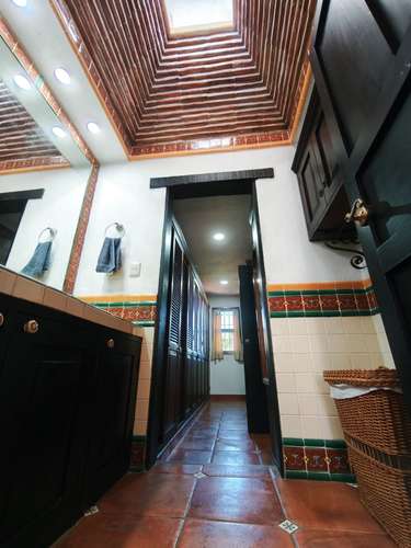 SE VENDE CASA DE LUJO EN MADRESELVA, HABITACION EN PRIMER NIVEL COMPLETA - Imagen 9