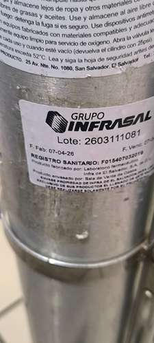 Dos tanques de oxigeno, dos carretillas, 1 Regulador, 1 recipiente para el agua destilada