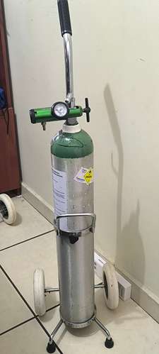 Dos tanques de oxigeno, dos carretillas, 1 Regulador, 1 recipiente para el agua destilada