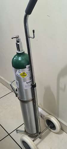 Dos tanques de oxigeno, dos carretillas, 1 Regulador, 1 recipiente para el agua destilada