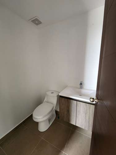 Se Alquila Apartamento Nuevo en Alturas del Valle 