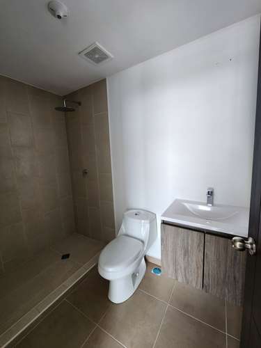 Se Alquila Apartamento Nuevo en Alturas del Valle 