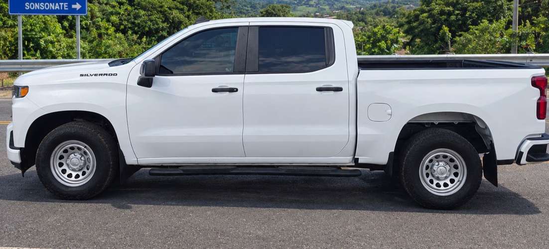 Vendo chevrolet silverado 2021 automatico motor 2.7 4cc turbo a toda prueba acepto carro a cuenta