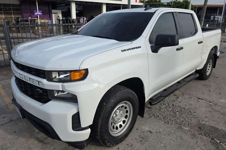 Vendo chevrolet silverado 2021 automatico motor 2.7 4cc turbo a toda prueba acepto carro a cuenta