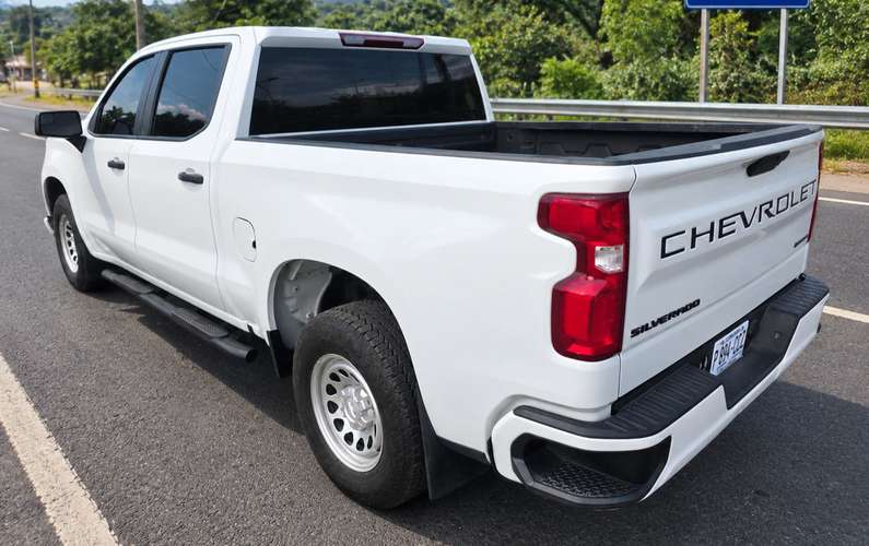 Vendo chevrolet silverado 2021 automatico motor 2.7 4cc turbo a toda prueba acepto carro a cuenta