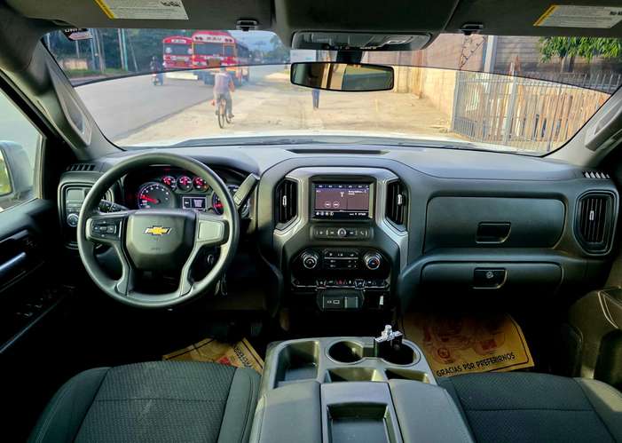 Vendo chevrolet silverado 2021 automatico motor 2.7 4cc turbo a toda prueba acepto carro a cuenta