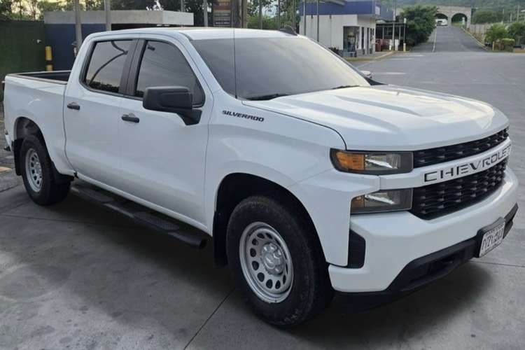 Vendo chevrolet silverado 2021 automatico motor 2.7 4cc turbo a toda prueba acepto carro a cuenta