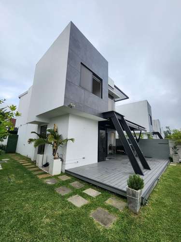 Se Vende Casa en Residencial Altema, Nuevo Cuscatlán 