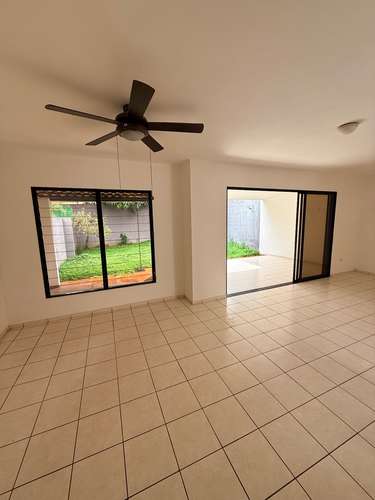  SE VENDE CASA RESIDENCIAL MIRAMAR, de 2 plantas, tiene 300 v2 de terreno y 160 mts2 de construccion, cochera 2 vehícu - Imagen 3