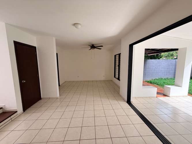  SE VENDE CASA RESIDENCIAL MIRAMAR, de 2 plantas, tiene 300 v2 de terreno y 160 mts2 de construccion, cochera 2 vehícu - Imagen 5