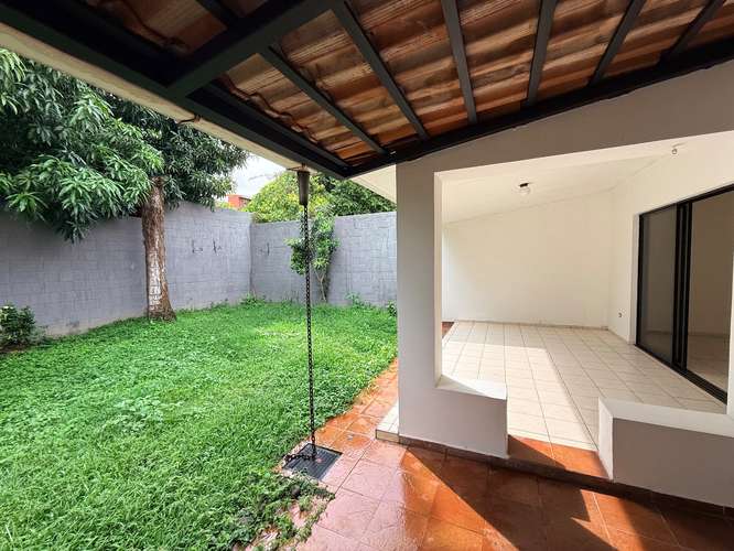  SE VENDE CASA RESIDENCIAL MIRAMAR, de 2 plantas, tiene 300 v2 de terreno y 160 mts2 de construccion, cochera 2 vehícu - Imagen 7