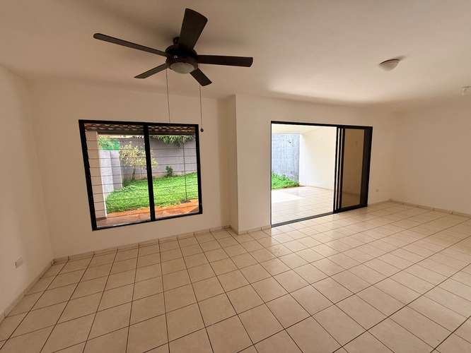  SE VENDE CASA RESIDENCIAL MIRAMAR, de 2 plantas, tiene 300 v2 de terreno y 160 mts2 de construccion, cochera 2 vehícu - Imagen 6